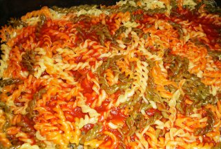 Budinca de paste colorate cu carne si ciuperci