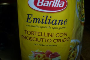 Tortellini cu prosciutto crudo si mazare