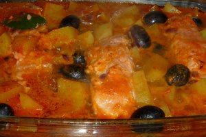 Somon in sos de legume si masline