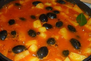 Somon in sos de legume si masline