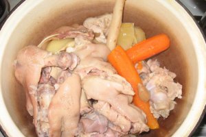 Racituri moldovenesti (sau piftie de porc )