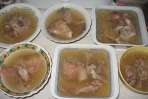 Racituri moldovenesti (sau piftie de porc )