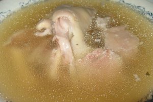 Racituri moldovenesti (sau piftie de porc )