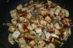 Ciulama de porc cu ciuperci si paste