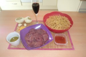 Higado  pollo con penne (Ficat de pui cu paste)