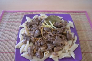 Higado  pollo con penne (Ficat de pui cu paste)