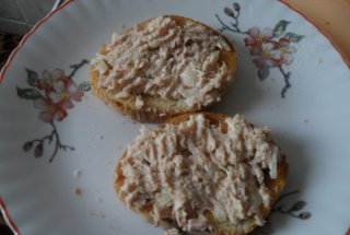 Salata de ton cu paine prajita