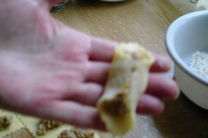 Cornulete cu fructe uscate(Dattel-Mandelmacronen)