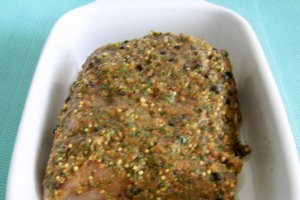 Muschi de porc in crusta de condimente si sos de rodie