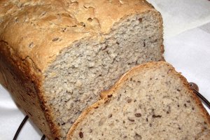 Paine cu faina de secara, faina neagra si seminte de in