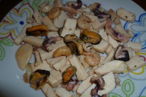 Salata de fructe de mare cu orez in sos de maioneza