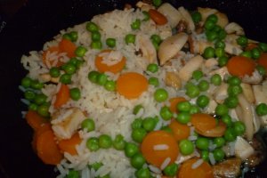 Salata de fructe de mare cu orez in sos de maioneza