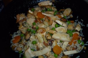 Salata de fructe de mare cu orez in sos de maioneza