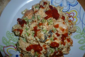 Salata de fructe de mare cu orez in sos de maioneza