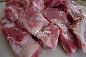 Costita pe pat de varza dulce in vas roman
