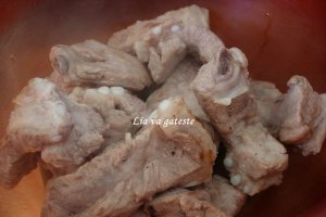 Costita pe pat de varza dulce in vas roman