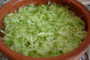 Costita pe pat de varza dulce in vas roman