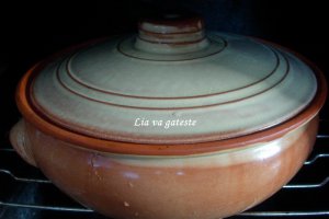 Costita pe pat de varza dulce in vas roman
