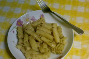 Paste cu nuca si sos caramel