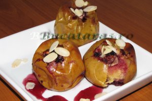 Mere coapte cu nuca si dulceata de afine