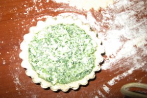 Mini-tarte speciale cu pui si spanac cu branza