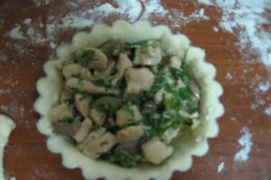 Mini-tarte speciale cu pui si spanac cu branza