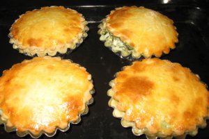 Mini-tarte speciale cu pui si spanac cu branza