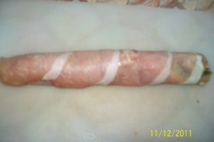 Rulada din piept de pui servita cu bacon si legume