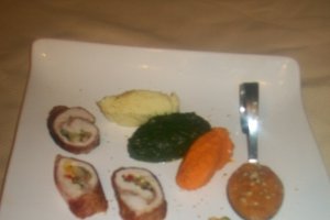 Rulada din piept de pui servita cu bacon si legume