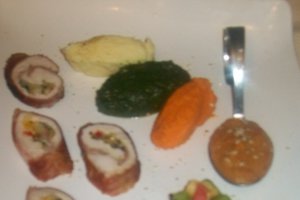 Rulada din piept de pui servita cu bacon si legume