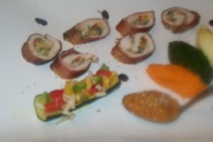 Rulada din piept de pui servita cu bacon si legume