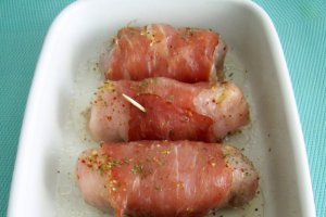 Rulada de porc cu carnat si bacon