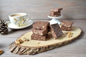 Ciocolata de casa cu nuci - Deliciul copilariei