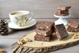 Ciocolata de casa cu nuci - Deliciul copilariei