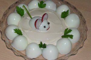 Oua umplute decorate cu buburuze si soricei