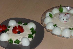 Oua umplute decorate cu buburuze si soricei