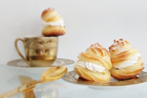 Mini choux cu crema de trufe si frisca