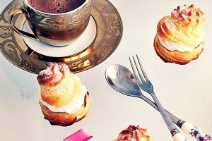 Mini choux cu crema de trufe si frisca