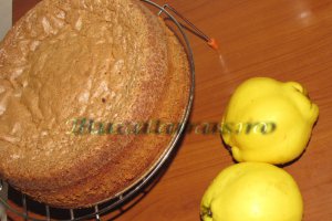 Tort cu gutui, nuci şi migdale - La mulţi ani, bucătăraşi!
