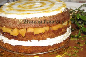 Tort cu gutui, nuci şi migdale - La mulţi ani, bucătăraşi!
