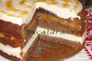 Tort cu gutui, nuci şi migdale - La mulţi ani, bucătăraşi!