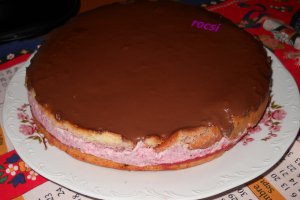 Tort cu zmeura si glazura de ciocolata