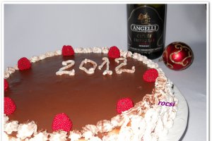 Tort cu zmeura si glazura de ciocolata