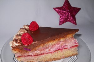 Tort cu zmeura si glazura de ciocolata