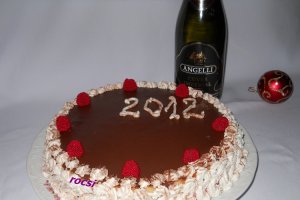 Tort cu zmeura si glazura de ciocolata