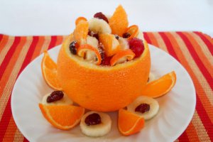 Salată de fructe în coajă de portocală