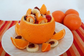 Salată de fructe în coajă de portocală