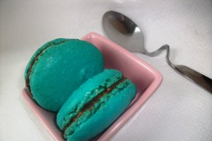 Macarons cu Nutella si gem de cirese