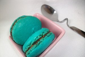 Macarons cu Nutella si gem de cirese