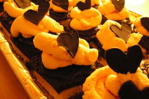 Prajitura insiropata cu ciocolata amaruie si crema de budinca cu frisca
